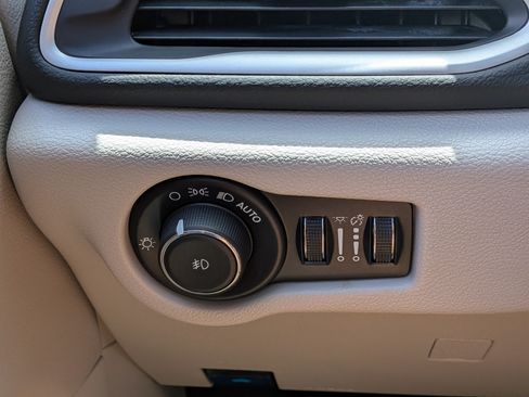 Used 2024 Chrysler Pacifica Touring-L FWD image 25