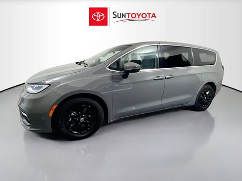 Used 2023 Chrysler Pacifica Touring-L image 9