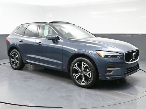 Used 2022 Volvo XC60 B5 Momentum w/ Climate Package image 3