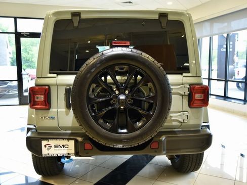 Used 2024 Jeep Wrangler Unlimited Sahara w/ Technology Group AWD/4WD image 5