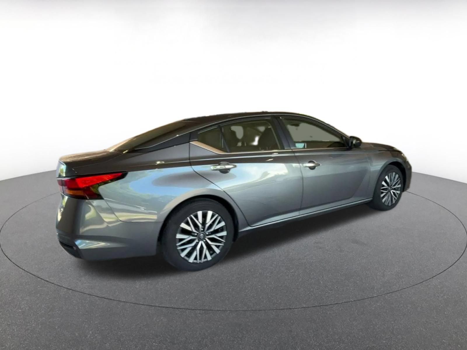 Used 2025 Nissan Altima 2.5 SV FWD image 13