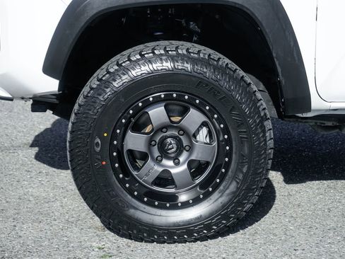 Used 2021 Toyota Tacoma TRD Off-Road w/ Technology Package AWD/4WD image 39