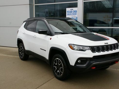 Used 2025 Jeep Compass Trailhawk image 2