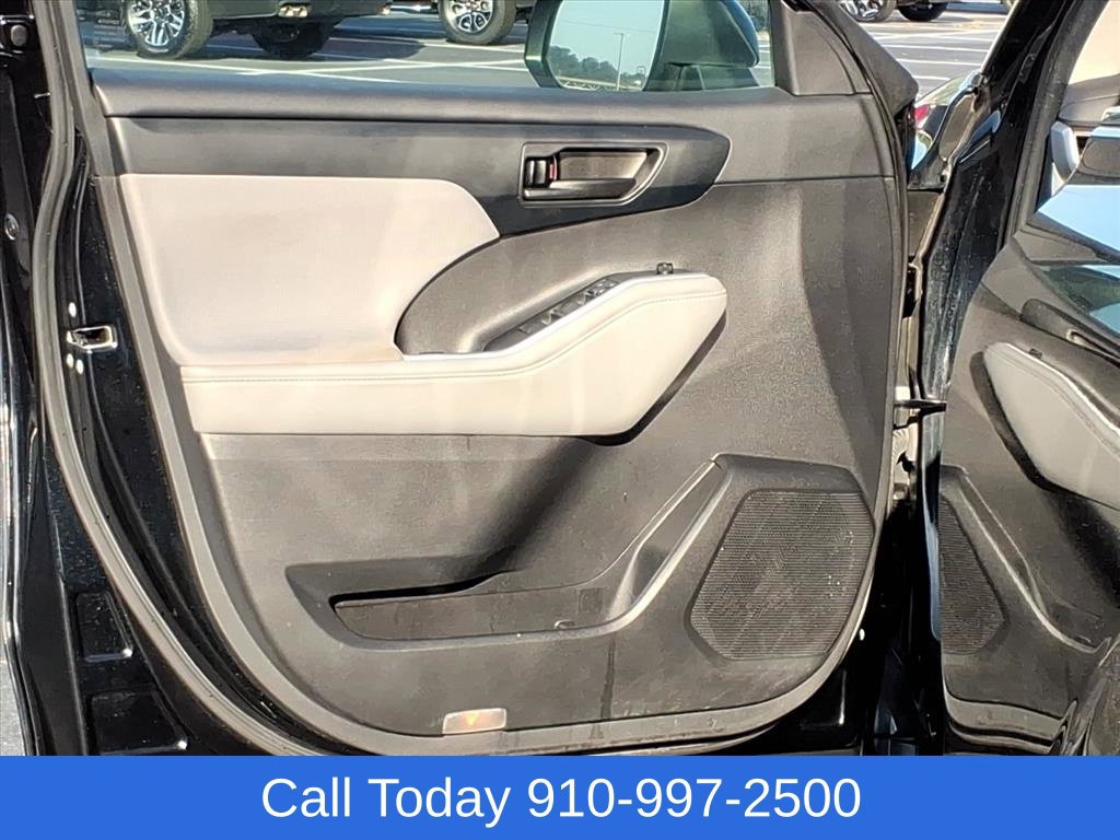 Used 2022 Toyota Highlander L FWD image 11
