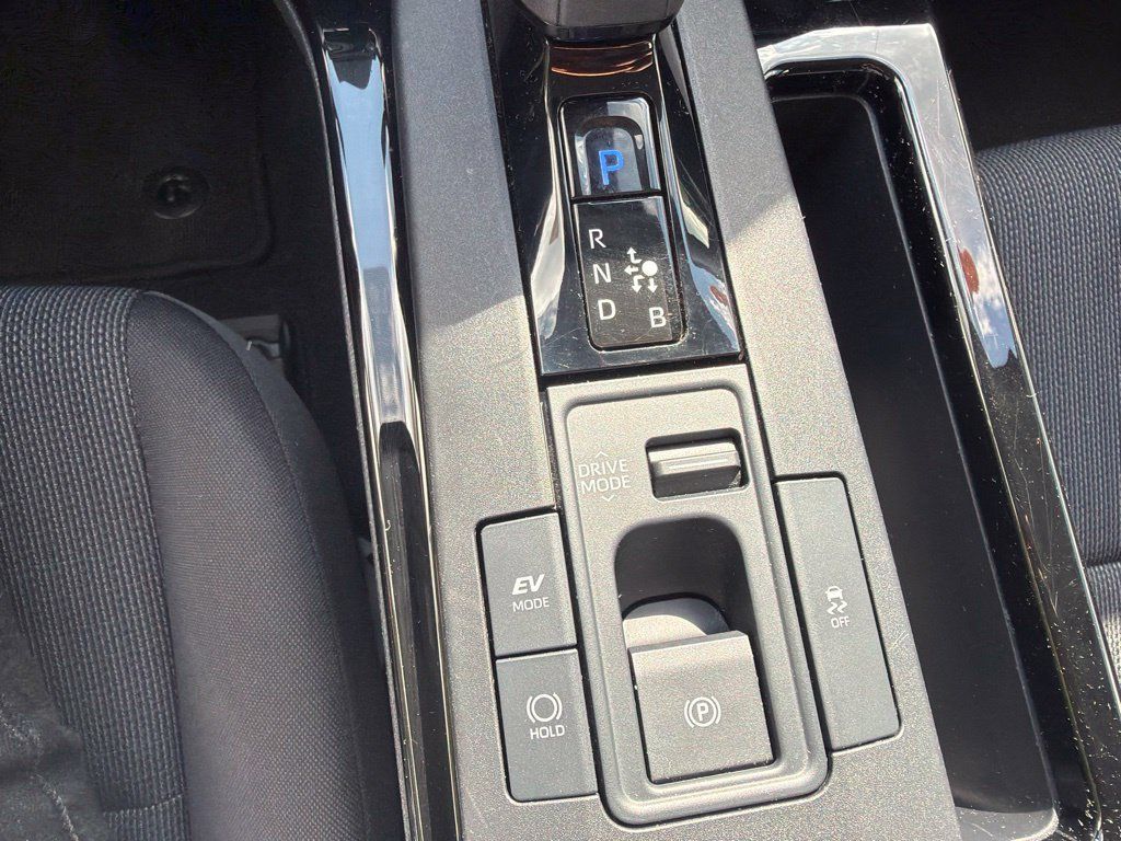 Used 2025 Toyota Prius LE AWD/4WD image 13