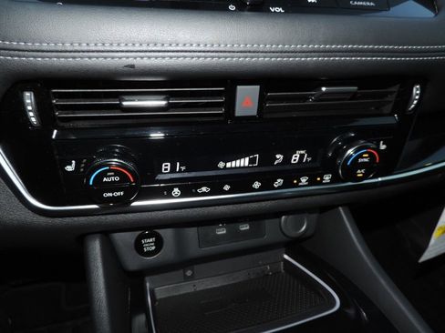 Used 2025 Nissan Rogue SL image 23