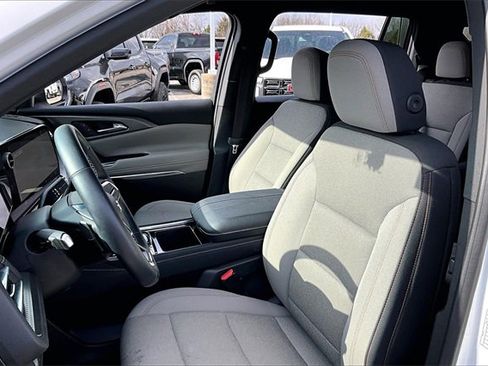 Used 2025 Chevrolet Traverse LT image 21