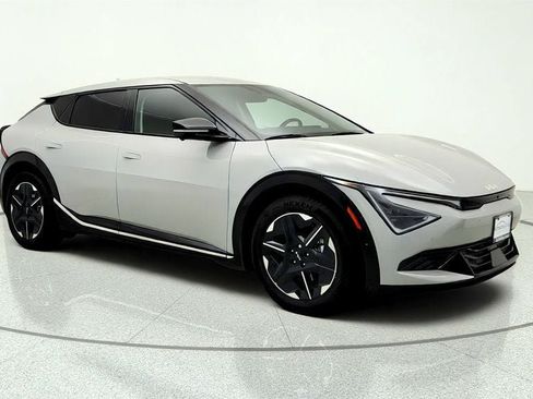 Used 2025 Kia EV6 Wind RWD image 3