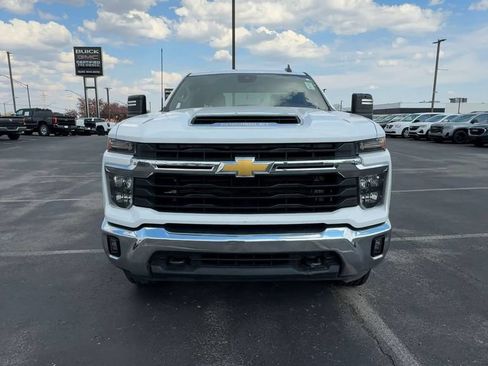 Used 2024 Chevrolet Silverado 2500 LT AWD/4WD image 3