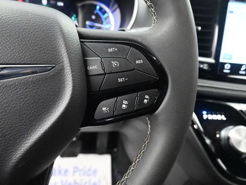 Used 2024 Chrysler Pacifica Select image 33