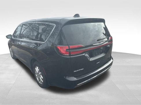 Used 2024 Chrysler Pacifica Touring-L image 19