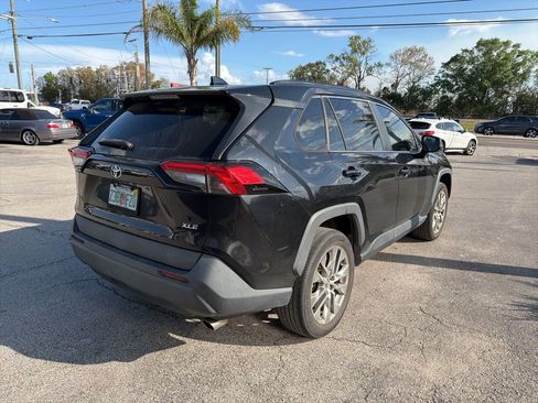 Used 2020 Toyota RAV4 XLE Premium image 3