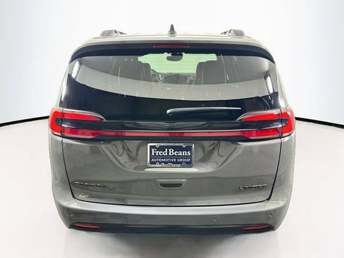 Used 2025 Chrysler Pacifica Limited FWD image 7