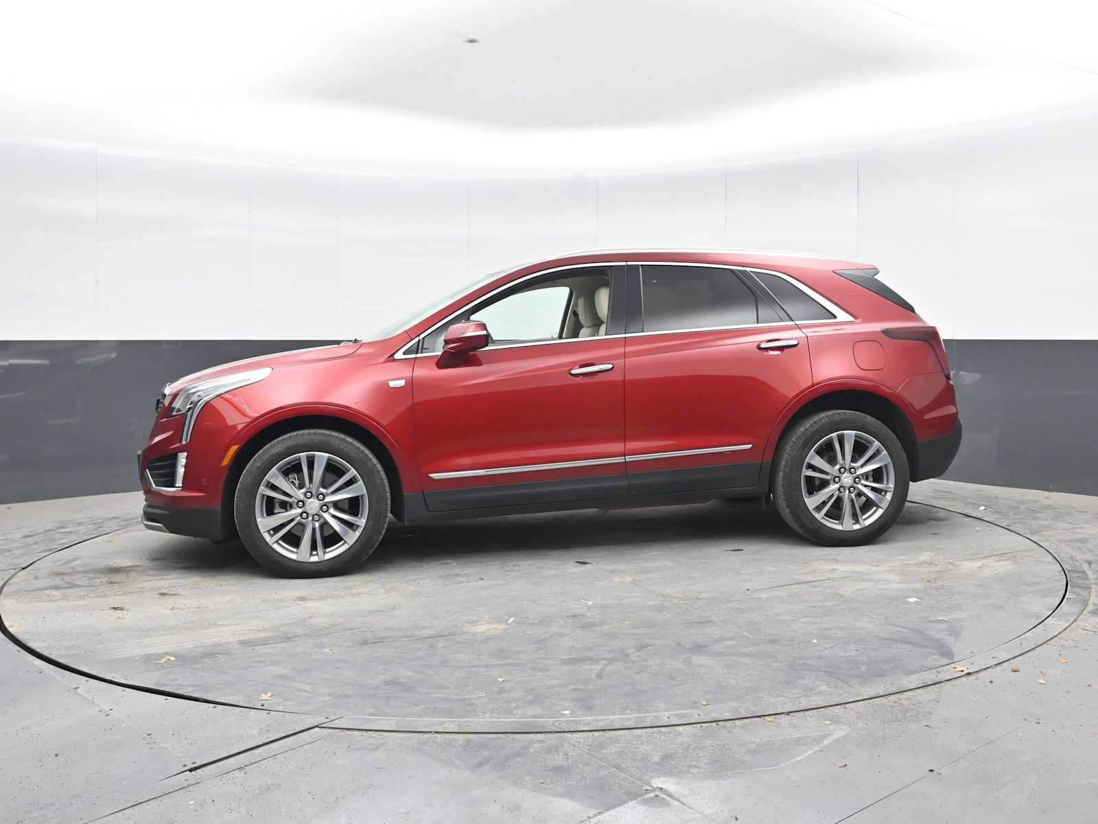 Used 2024 Cadillac XT5 Premium Luxury w/ Technology Package AWD/4WD image 4