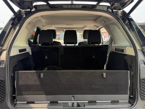 Used 2017 Land Rover Discovery HSE AWD/4WD image 25