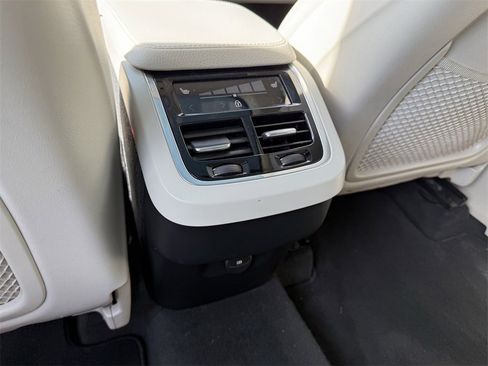Used 2022 Volvo XC90 T6 Momentum w/ Climate Package image 24