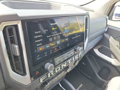Used 2025 Nissan Frontier SV w/ SV Convenience Package RWD image 14