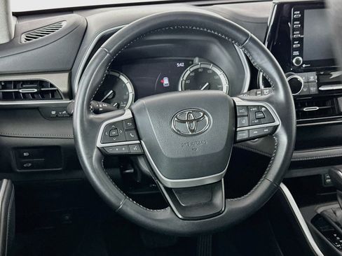 Used 2022 Toyota Highlander XLE FWD image 18