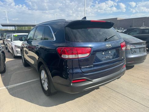 Used 2017 Kia Sorento AWD w/ LX Convenience Package image 3