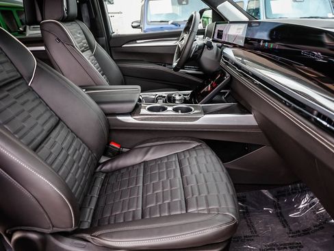 Used 2025 Cadillac Escalade V AWD/4WD image 18