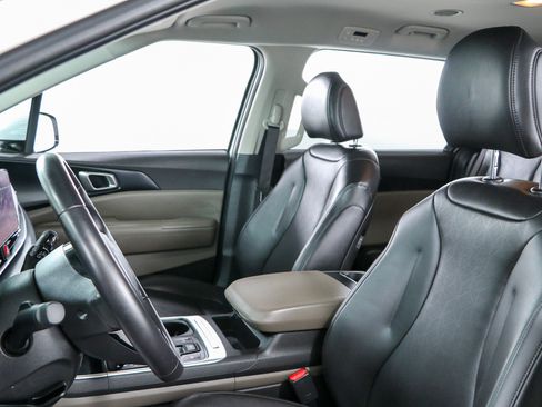 Used 2025 Kia Carnival FWD image 23