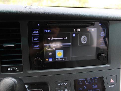 Used 2015 Toyota Sienna LE FWD image 22