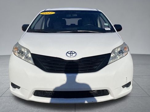 Used 2017 Toyota Sienna L image 18