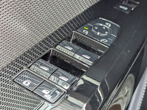 Used 2023 BMW i7 xDrive60 image 17