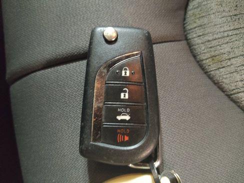 Used 2019 Toyota Camry LE FWD image 32