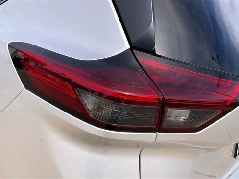 Used 2025 Nissan Rogue SV FWD image 28