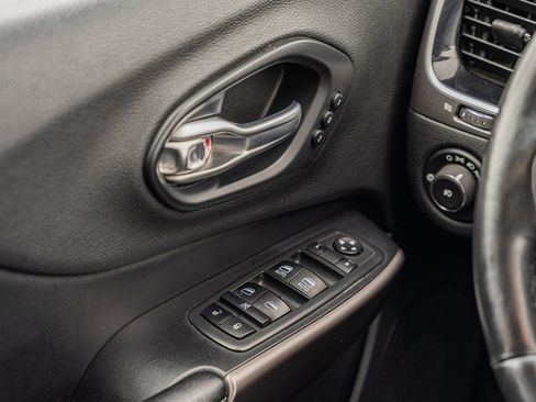 Used 2019 Jeep Cherokee Limited AWD/4WD image 29