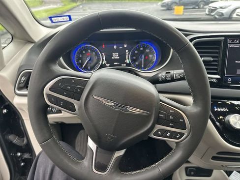 Used 2024 Chrysler Pacifica Touring-L FWD image 13