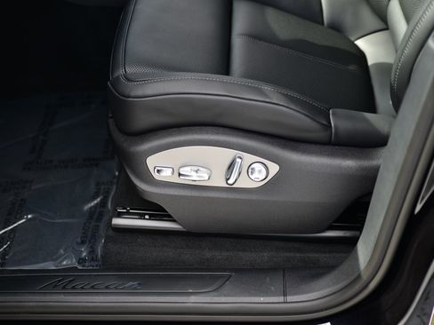 Used 2026 Porsche Macan AWD/4WD image 28