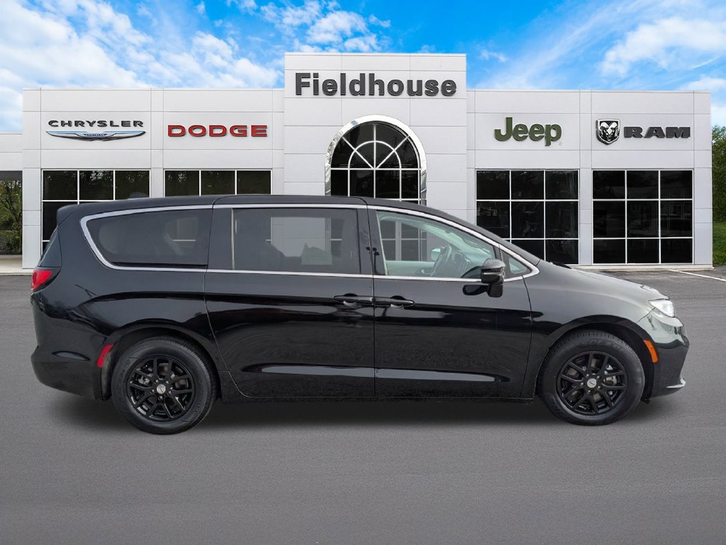 Used 2024 Chrysler Pacifica Touring-L FWD image 5