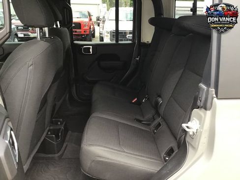 Used 2023 Jeep Gladiator Sport AWD/4WD image 23