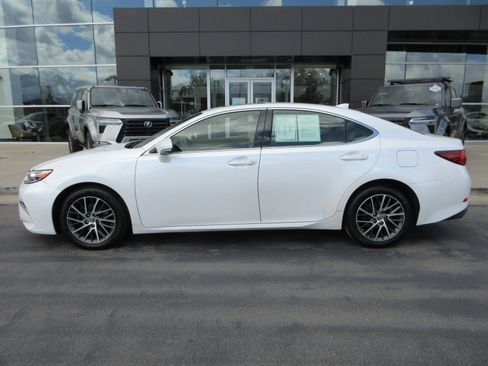 Used 2017 Lexus ES 350 w/ Navigation System Package FWD image 3