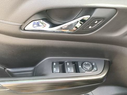 Used 2021 GMC Acadia SLT AWD/4WD image 10