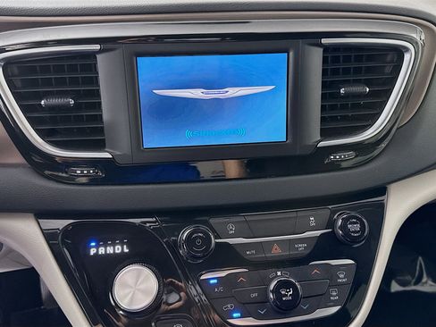 Used 2023 Chrysler Voyager LX FWD image 18