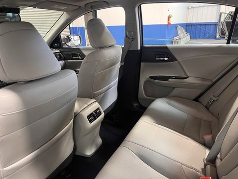 Used 2017 Honda Accord Touring image 18