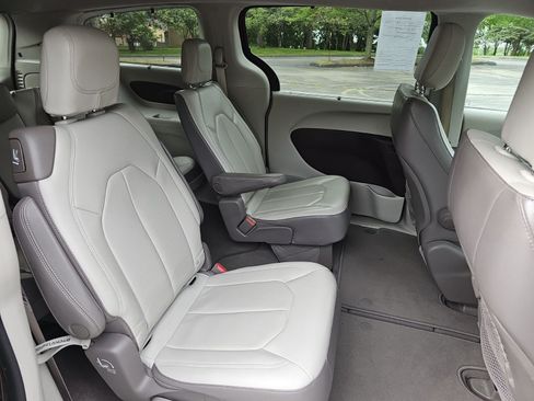 Used 2018 Chrysler Pacifica Touring-L FWD image 17