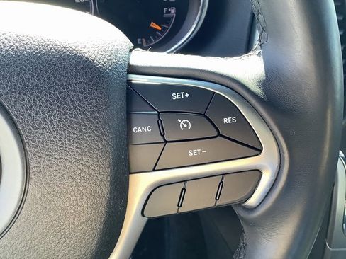 Used 2018 Jeep Grand Cherokee Laredo image 12