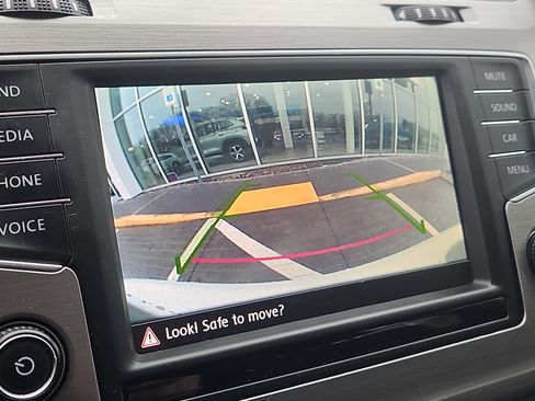 Used 2016 Volkswagen Golf S image 8