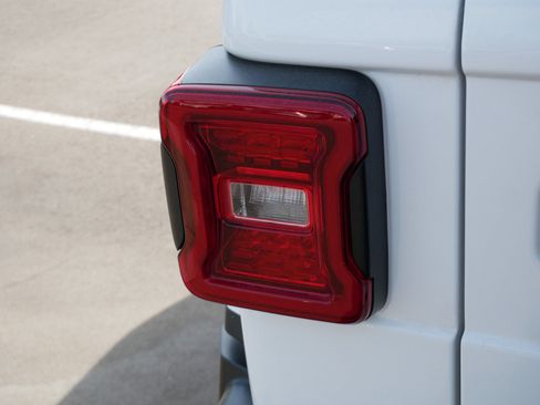 Used 2025 Jeep Wrangler Unlimited Sahara w/ Safety Group AWD/4WD image 17