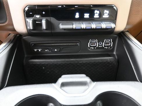 Used 2019 RAM 1500 Laramie AWD/4WD image 4