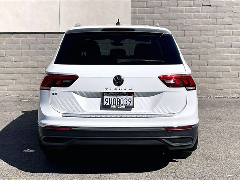 Certified 2024 Volkswagen Tiguan SE image 3