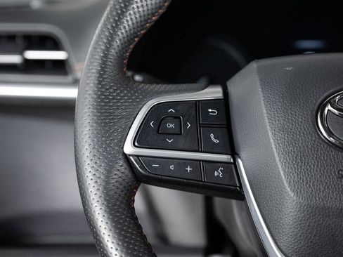 Used 2022 Toyota Sienna XSE image 34