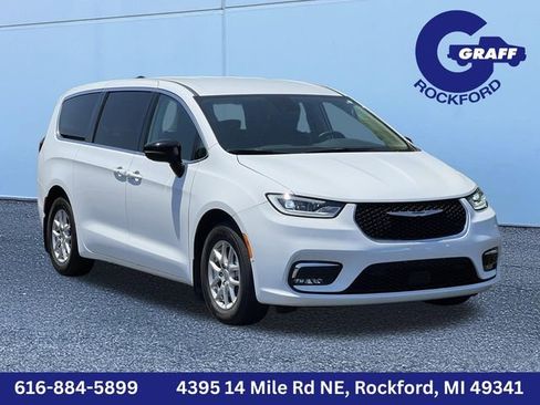 Used 2024 Chrysler Pacifica Touring-L FWD image 1