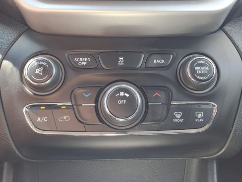 Used 2014 Jeep Cherokee Trailhawk w/ Cold Weather Group AWD/4WD image 22