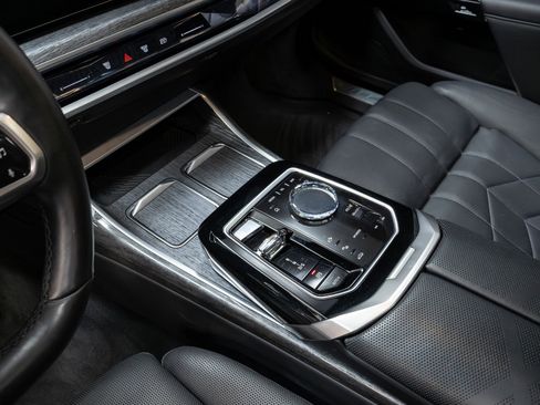 Used 2023 BMW 760i xDrive w/ Executive Package image 39