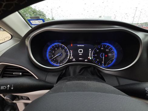 Used 2023 Chrysler Pacifica Touring-L FWD image 9